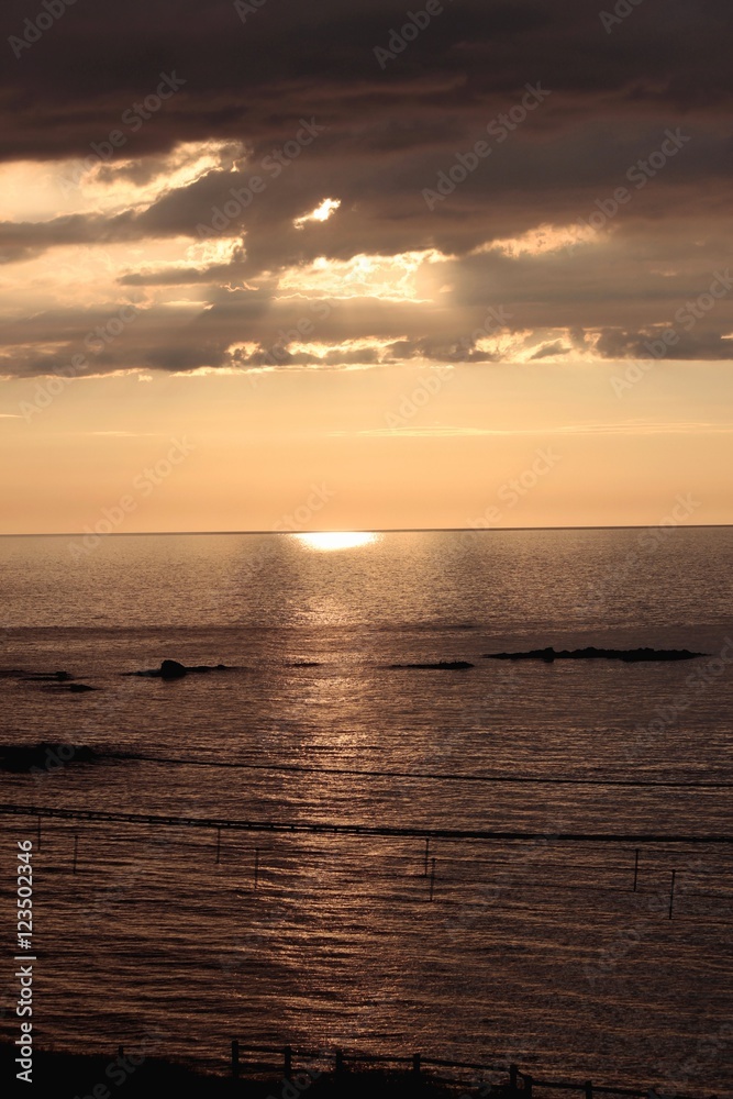 夕暮れ/日本海に陽が沈むときの風景