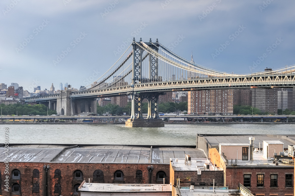 Fototapeta premium NYC Skyline from the Brooklyn Bridge