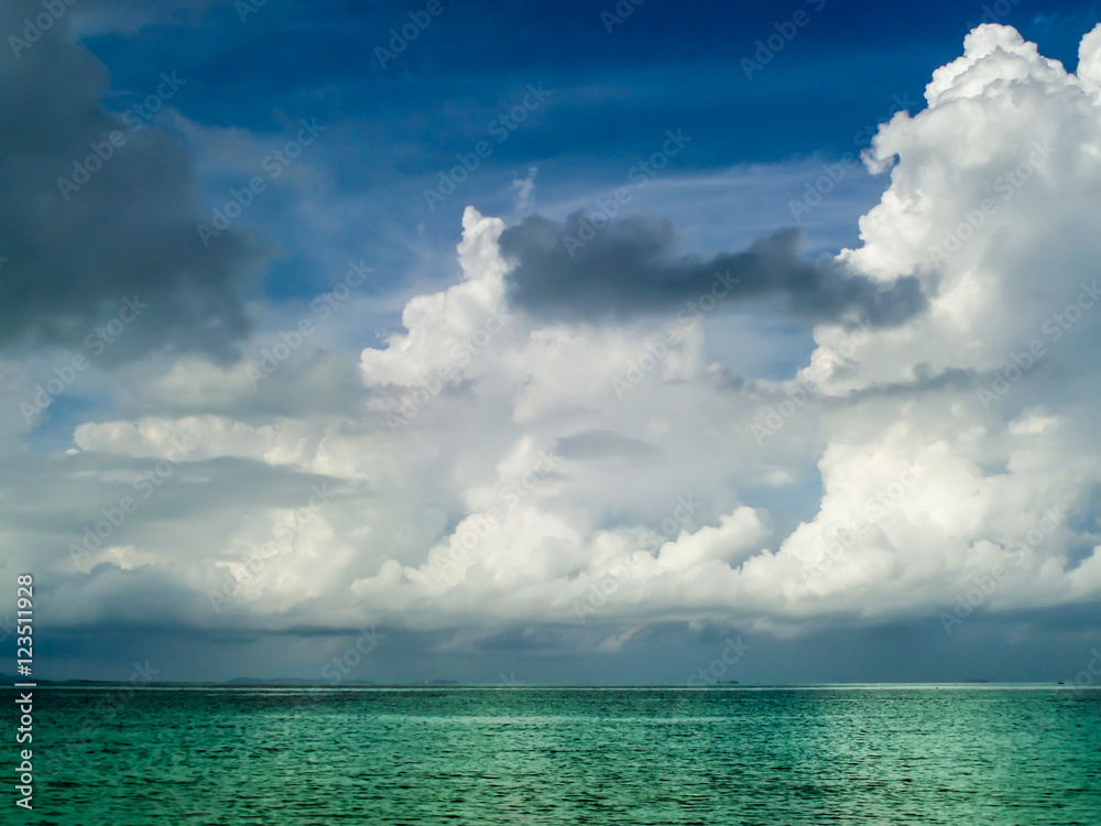 Obraz premium white cloud and emeral sea