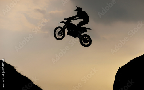 havada uçan motorsikletçi © emerald_media