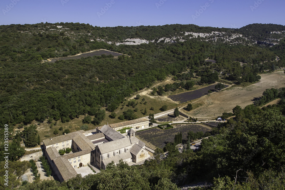 vue aérienne de l'abbaye de Sénanque