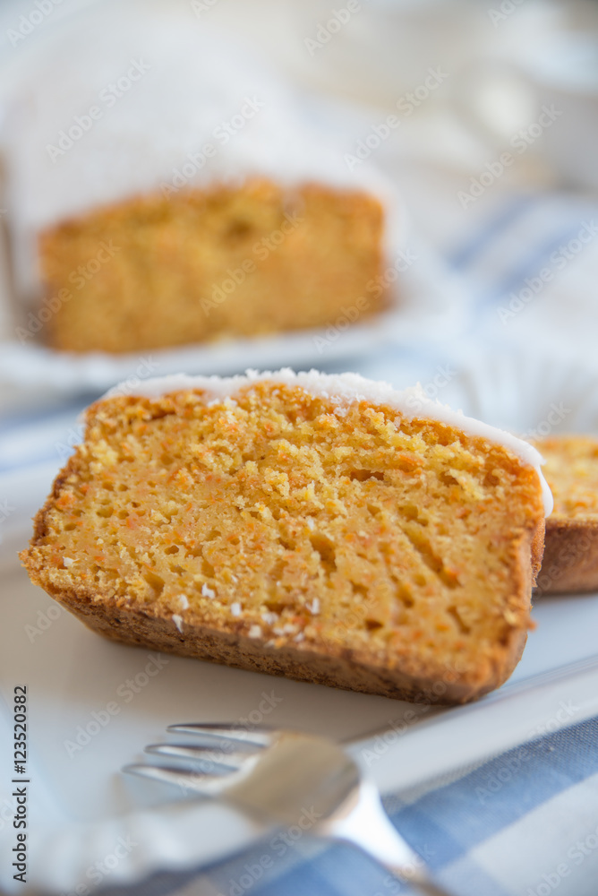 Möhren Kuchen mit Zuckerglasur