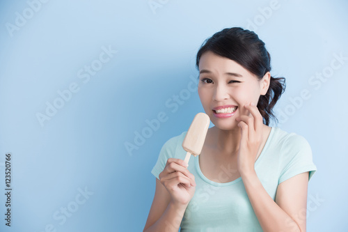 woman have sensitive teeth