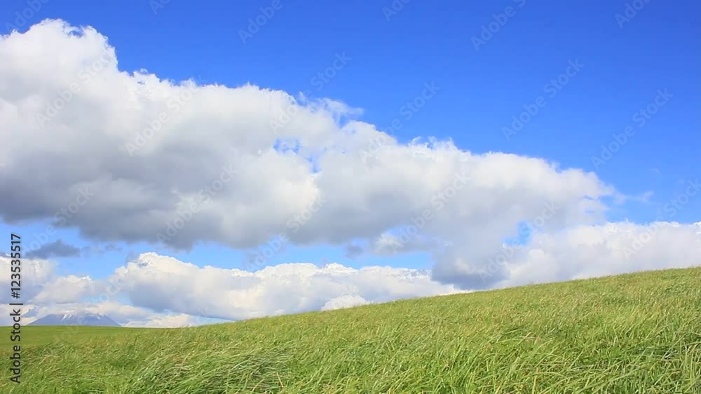 風になびく草原と流れる雲 風になびく草原と流れる雲