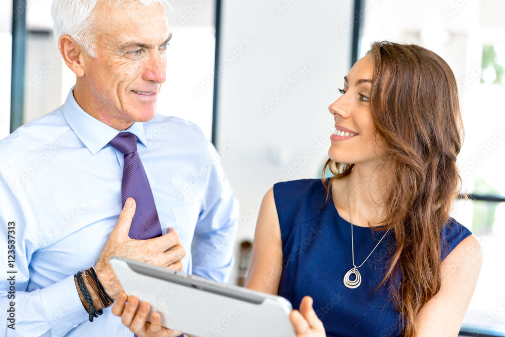 Obraz premium Business people having meeting