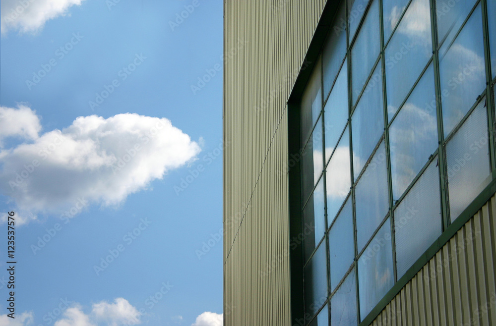 Reflektion från en blå himmel i ett gammalt lagerfönster. En reflektion från en svunnen tid då huset är rivet. Gammalt tekohus. Reflektion från en blå himmel i ett gammalt lagerfönster. En reflektion från en svunnen tid då huset är rivet. Gammalt tekohus.