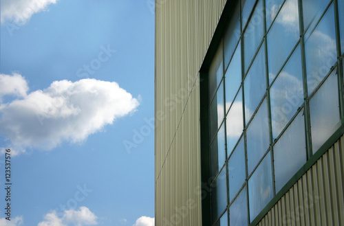 Reflektion från en blå himmel i ett gammalt lagerfönster. En reflektion från en svunnen tid då huset är rivet. Gammalt tekohus. 