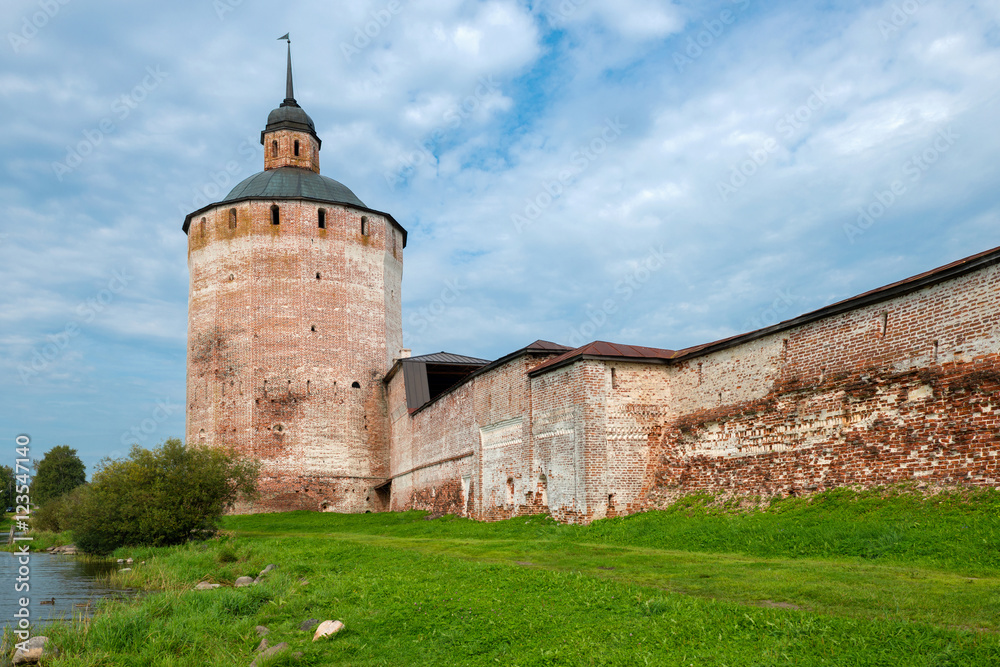 Merezhennaya (Belozersky) tower and walls of Kirillo-Belozersky