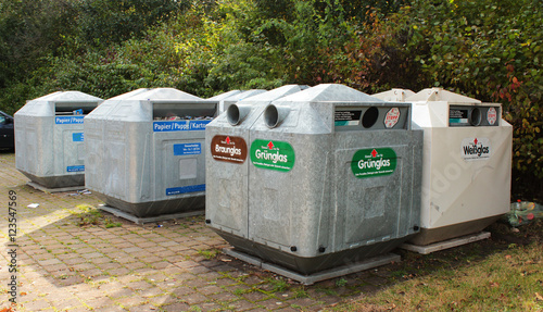 Container für Altglas, Pappe, Papier und Kartonage