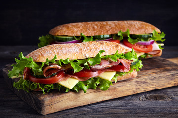 Sierkussen Snackbar Twee verse sub sandwiches naast elkaar  © baibaz