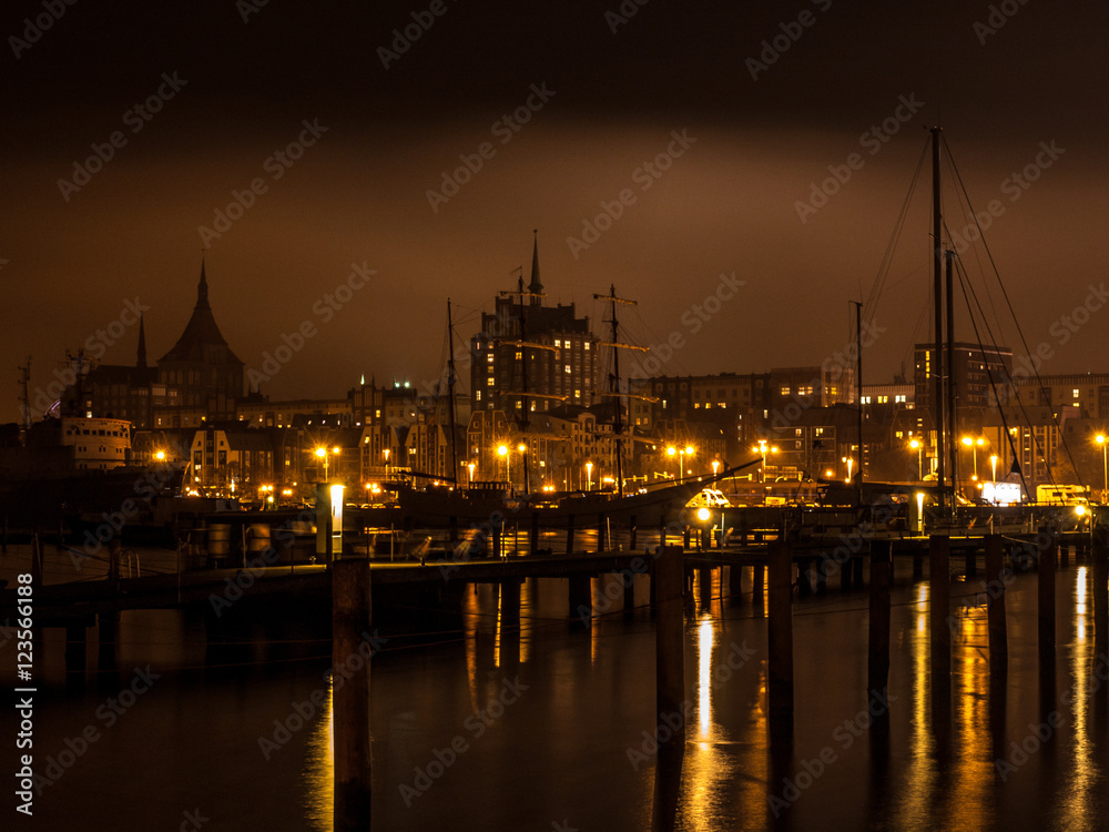 Stadthafen bei Nacht und Nebel