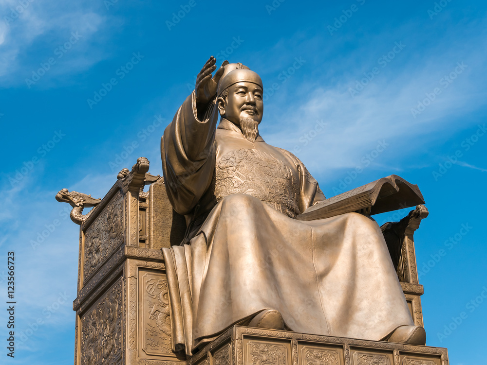 Obraz premium Statue of King Sejong at the Gwanghwamun square (光化門広場 世宗大王像) in Seoul, Korea