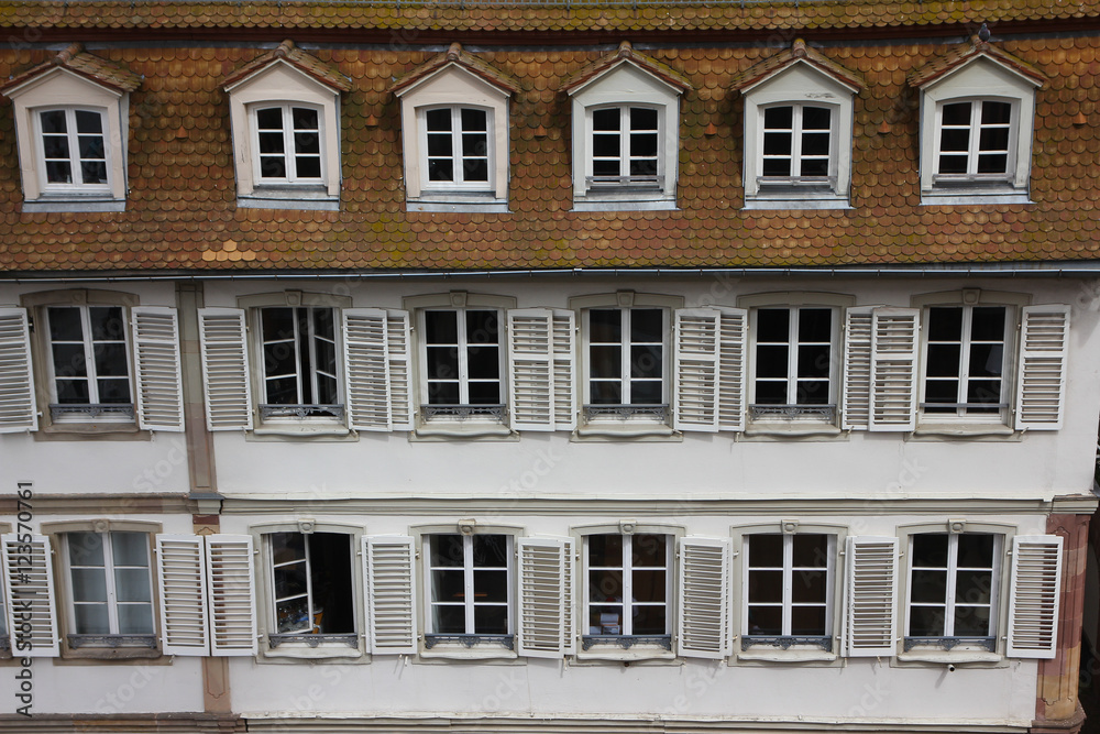 Fensterfront am Gebäude in Straßburg Fensterfront am Gebäude in Straßburg