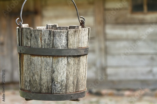Obraz na płótnie wooden bucket water w salonie