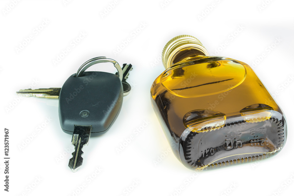 Zündschlüssel für ein Auto und eine Flasche Schnaps Zündschlüssel für ein Auto und eine Flasche Schnaps