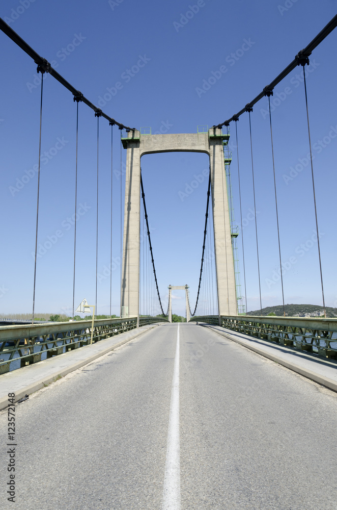 Fototapeta premium route sur un pont suspendu