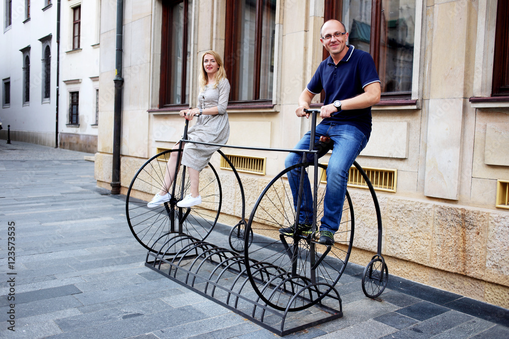 Fototapeta premium posing on metal bicicles