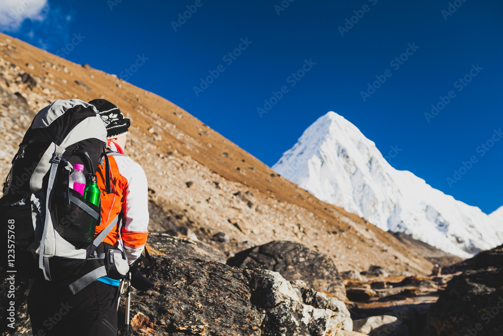Fotografie Woman hiking with backpack in Himalaya Mountains. Trekking to Ev