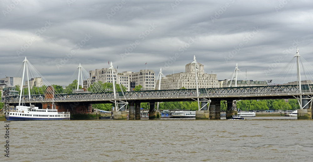 Αυτοκόλλητο View from the River Thames of the Hungerford rail bridge and adjacent Golden Jub