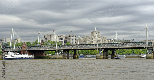 Εκτύπωση καμβά View from the River Thames of the Hungerford rail bridge and adjacent Golden Jub