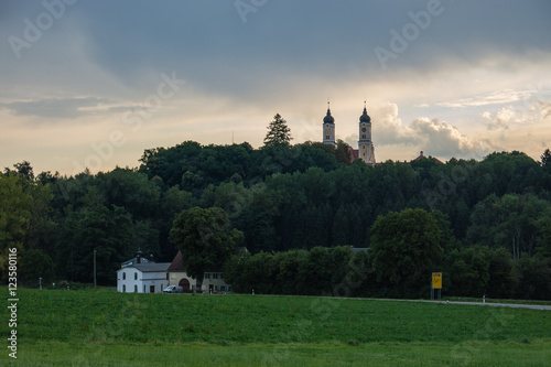 Landschaft mit barockem Kloster photo