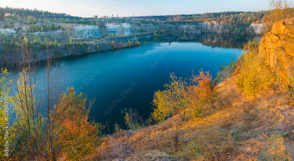 осенний карьер