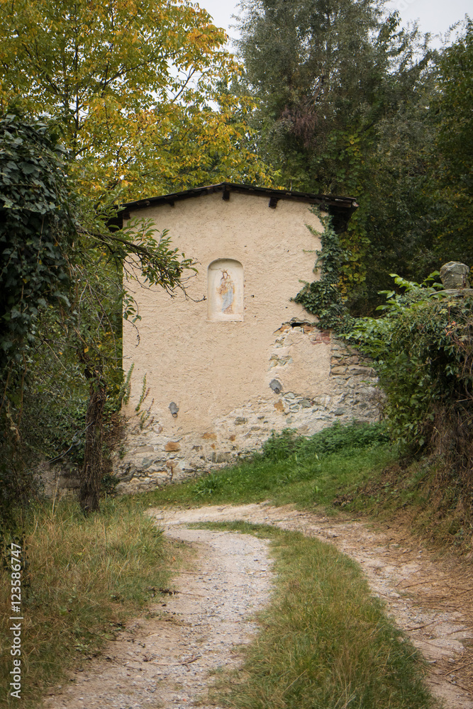 Antica casa nascosta nel verde dei boschi