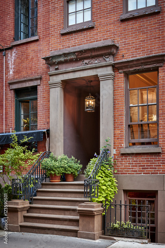 Canvastavla a brownstone building
