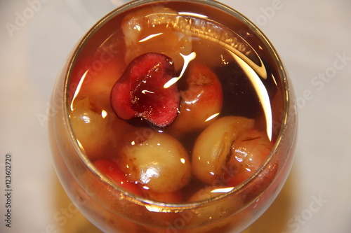 вкусный освежающий легкий десерт - ягодное желе из черешни