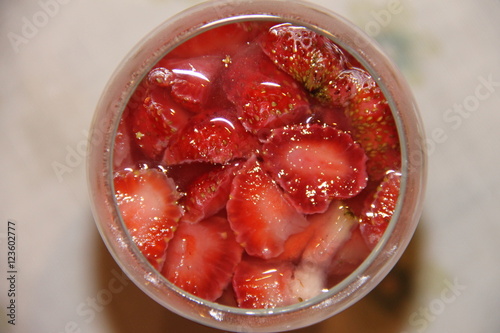 вкусный освежающий легкий десерт - ягодное клубничное желе