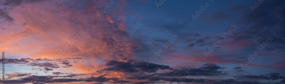 Fototapeta premium Panorama zmierzchu niebo Piękno Evening kolorowe chmury - światło słoneczne z dramatycznym niebem