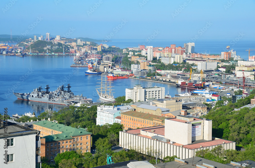 Панорамный вид Владивостока и бухты Золотой рог летом в ясный день, Россия