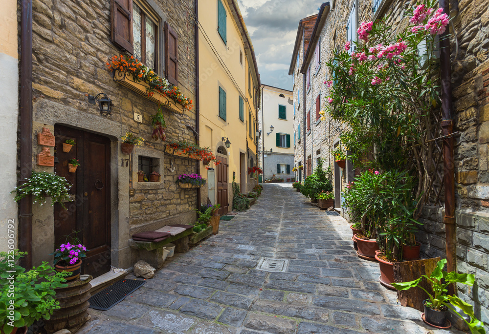 Fototapeta Włoska ulica w małym prowincjonalnym miasteczku Toskanii