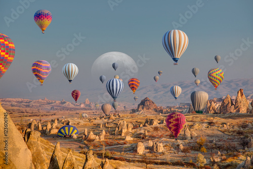 Balon na ogrzane powietrze lecący nad spektakularną Kapadocją