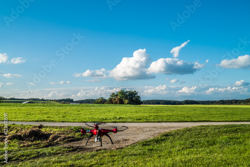 Drohne mit Actioncam geht in die Luft für Luftaufnahmen