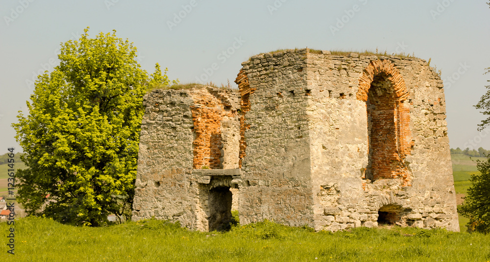 Руины старой башни Свиржского замка. Место съёмок сцены завтрака под пулями в 
