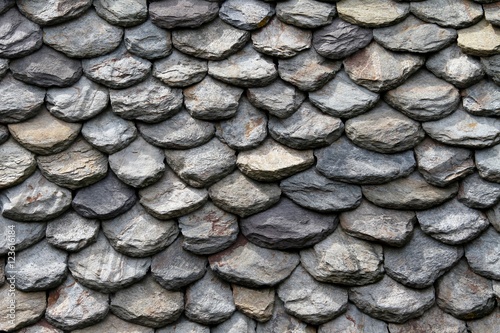 détail de toiture en lauze de schiste dans l'Aveyron