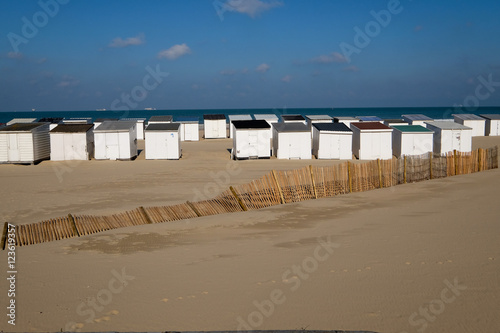 Bord de plage avec des cabines © IDN