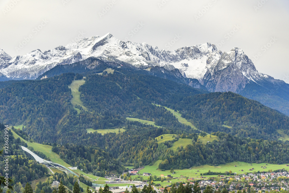 Herbstliche Stimmung bei Garmisch-Partenkirchen mit verschneitem Wettersteingebirge