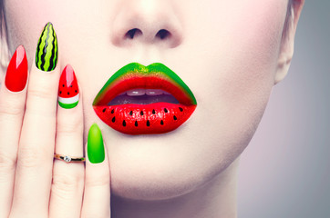 Canvas schilderij Fashion lippen Watermeloen make-up en manicure  © Subbotina Anna