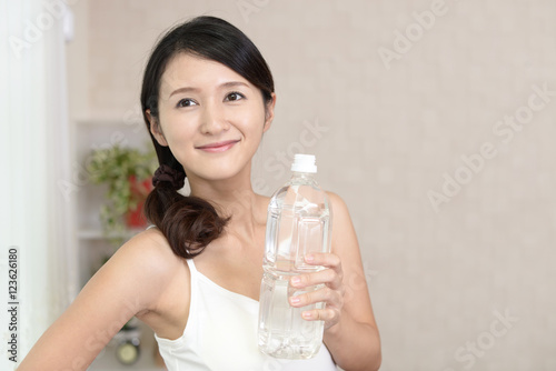 水分補給をする女性