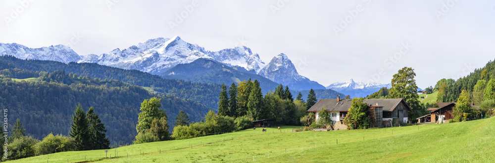 Herbst-Idylle im Werdenfelser Land mit Ausblick zur Zugspitze