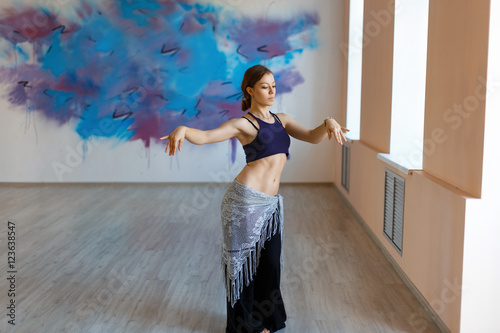 Canvas-taulu Beautiful young girl tribal fusion dance