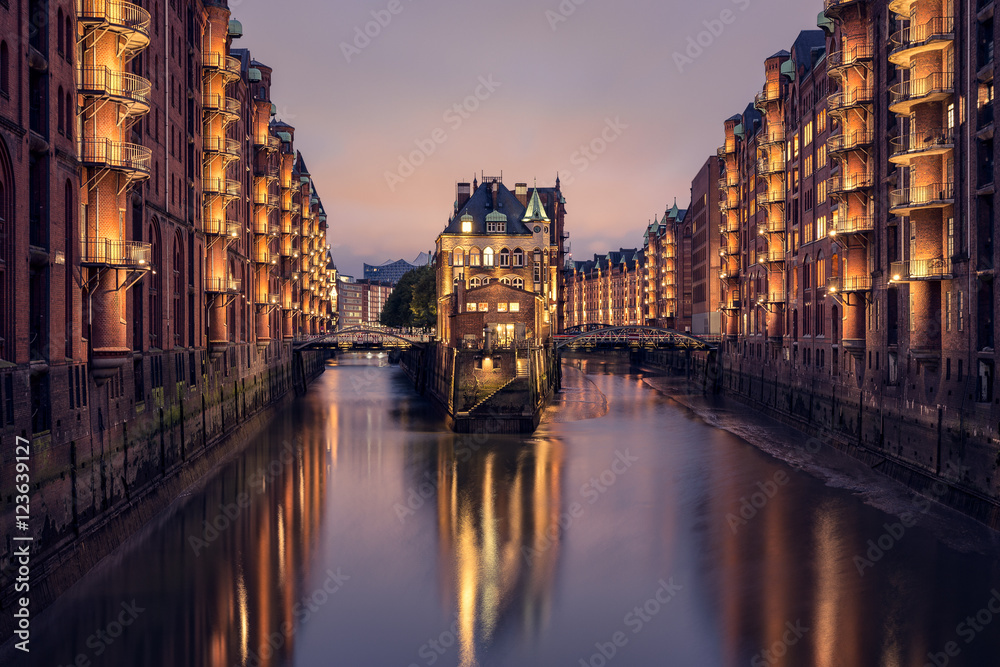 Hamburger Wasserstadt mit Wasserschloss zum Sonnenuntergang