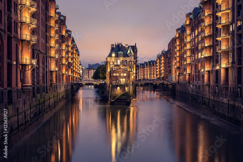 Hamburger Wasserstadt mit Wasserschloss zum Sonnenuntergang