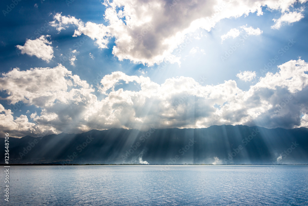 Fototapeta premium Sonnenstrahlen, Wolken, Himmel, See