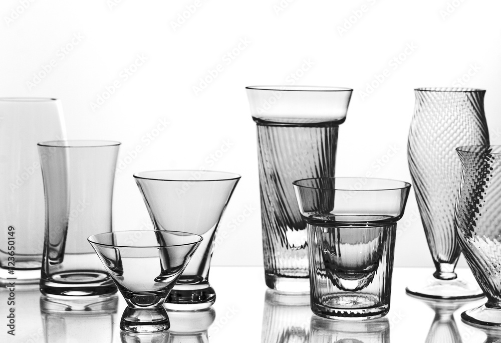 Foto crystal glasses over white