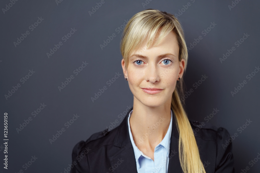 junge frau mit blonden haaren und blauen augen junge frau mit blonden haaren und blauen augen
