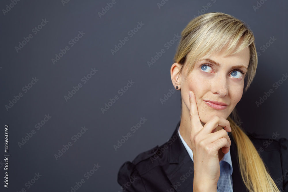 nachdenkliche junge frau nachdenkliche junge frau