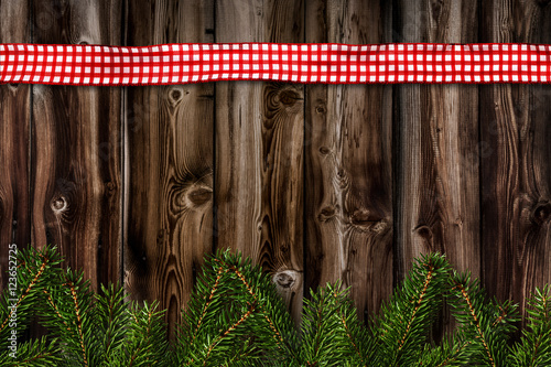 Karierte Schleife vor Holzhintergrund